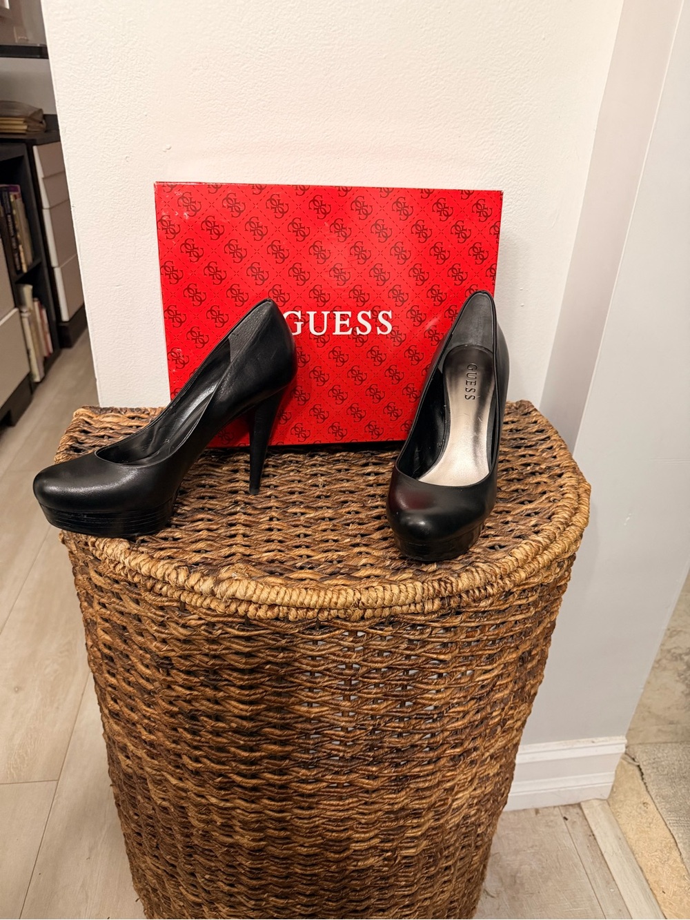 Guess black leather pumps